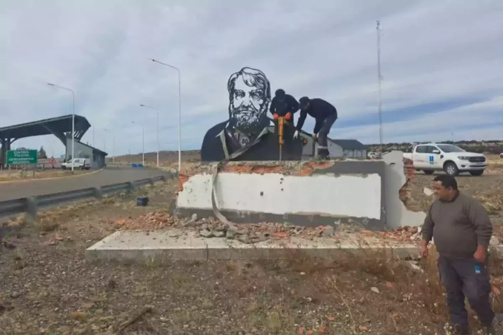 El gobierno de Milei demolió el monumento al militante de izquierda Osvaldo Bayer