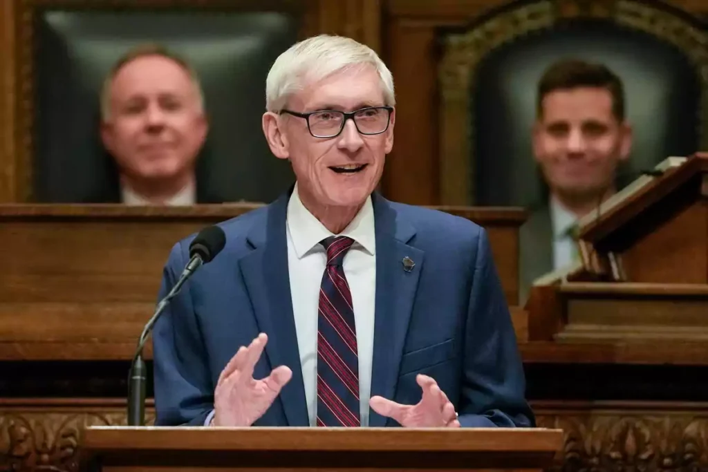 El gobernador demócrata de Wisconsin ordenó que se ayude a los inmigrantes ilegales