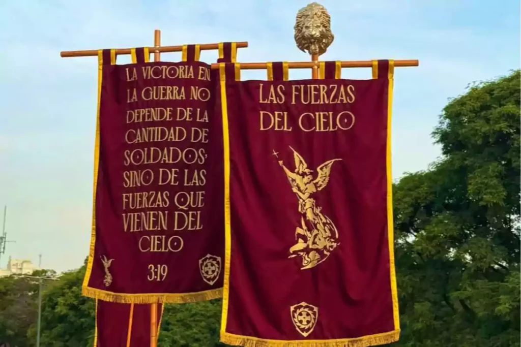 Los estandartes romanos que llevaron ‘Las Fuerzas del Cielo’ al acto de Adorni y Milei