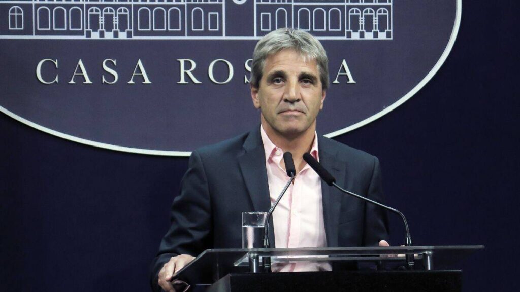 Caputo ratificó que seguirá el esquema de bandas para dólar: «No va a haber ningún cambio»