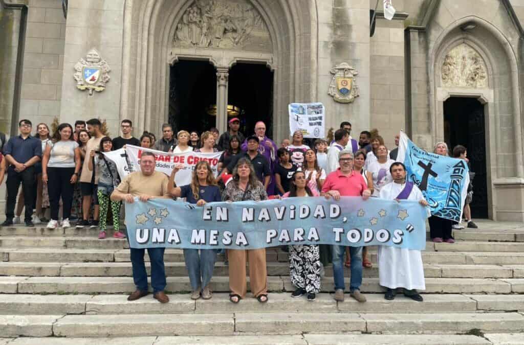 “En Navidad, una mesa para todos” en la explanada de la Catedral