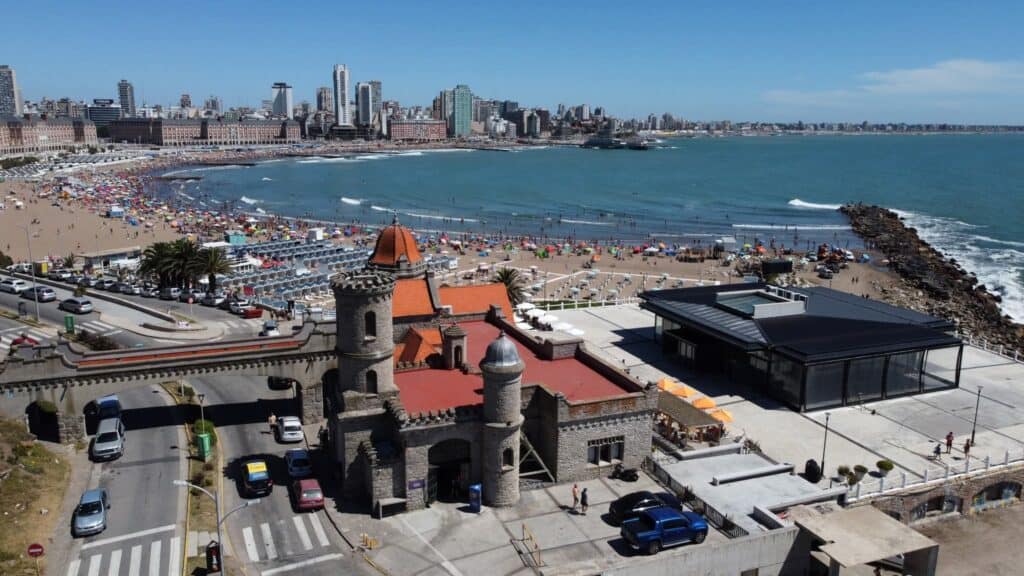 «Escapada express»: cuánto cuesta ir a Mar del Plata por el día, con carpa y ducha pero sin hotel ni auto