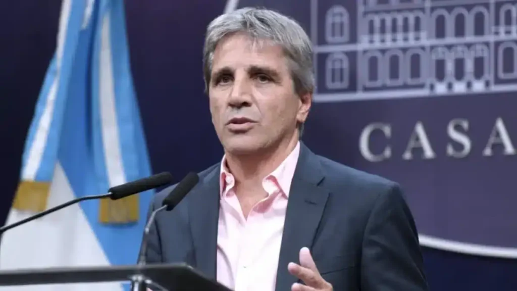Economistas cruzan a Caputo por el aumento de la deuda