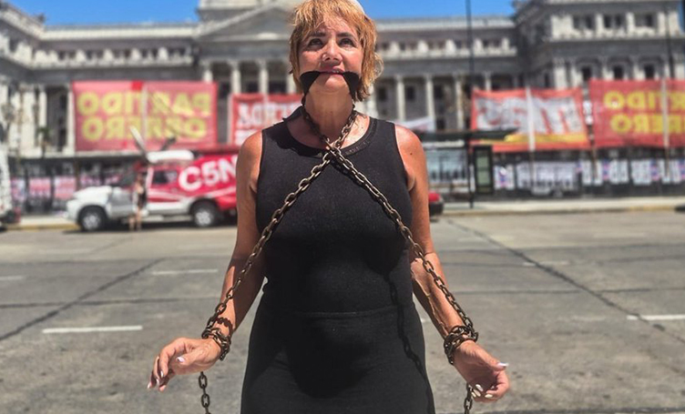 Nancy Pazos se encadenó frente al Congreso y Adorni djo que “el nivel del delirio es astronómico»