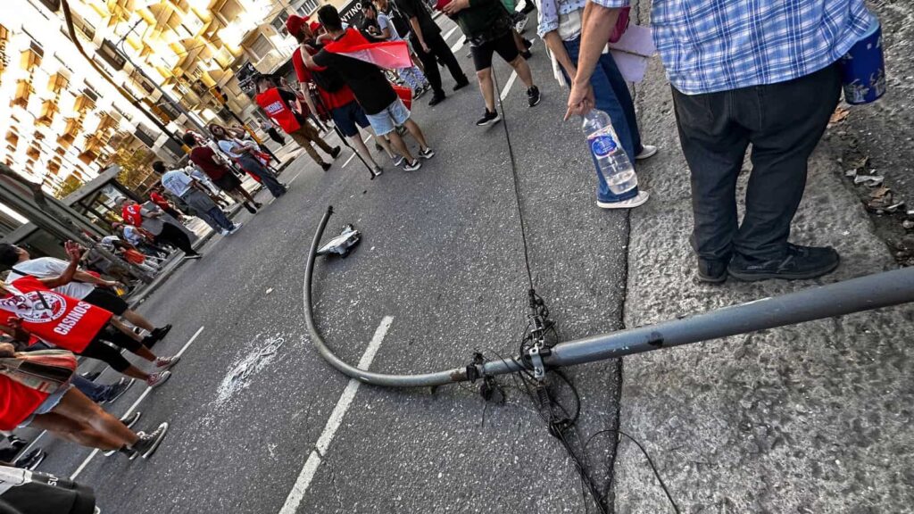 Durante la marcha, una columna de alumbrado se cayó e hirió a una persona